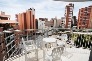 Standardrum - eget badrum - utsikt mot poolen | Utsikt mot gatan