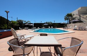 Outdoor pool, open 10:00 AM to 7:30 PM, pool loungers - Hotel Rambla Benidorm (Benidorm)