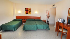 Une chambre d’hôtel avec deux lits simples, un bureau en bois, une chaise, un téléviseur et une œuvre d’art accrochée au mur.