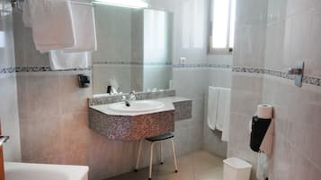 Combined shower/tub, hair dryer, bidet, towels