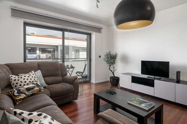 Appartement de base | Aire de séjour | Téléviseur