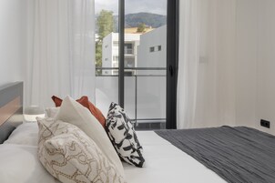 Apartamento básico | 3 quartos, escrivaninha, espaço de trabalho para notebook