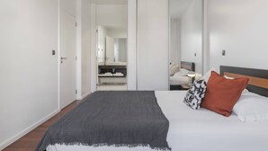 Leilighet – basic | 3 soverom, skrivebord, skrivebord for bærbar PC og strykejern/-brett