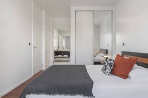 Eenvoudig appartement | 3 slaapkamers, een bureau, een laptopwerkplek