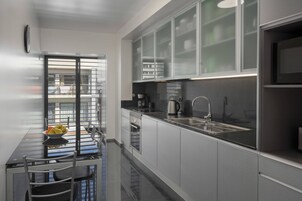 Apartamento básico | Cozinha privada | Geladeira, micro-ondas, fogão, cooktop