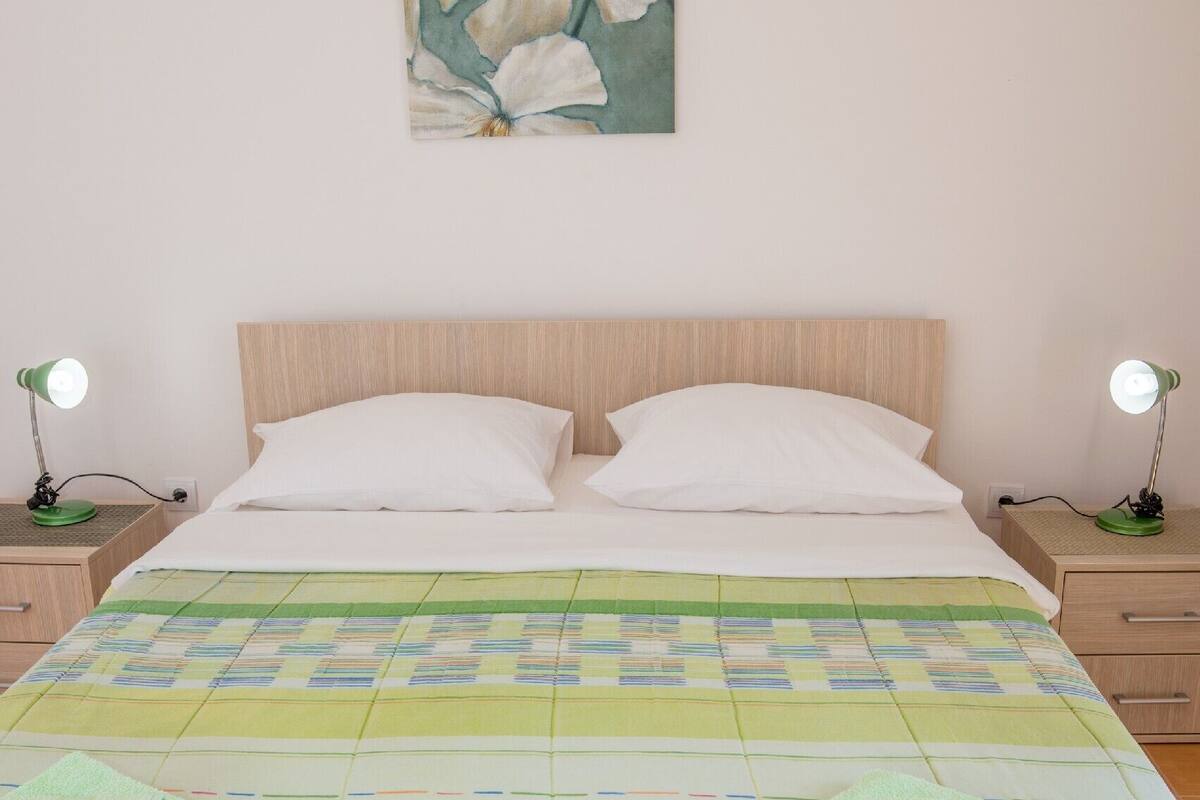 Basic Studio | WiFi (free), bed sheets