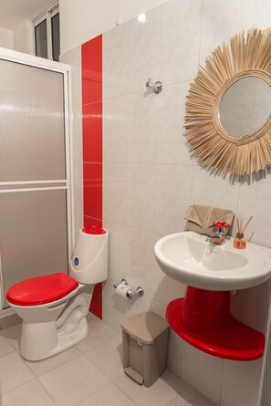 Ducha, bidet, toallas, jabón