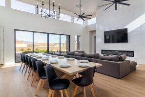 Dining - Mansion fits 34 - Movie-Theater + Luxury Backyard (Hurricane)