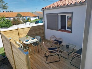 Outdoor dining - Gite Dans une Villa ,quartier Calme à 500 m de la Plage Boisvinet (Saint-Gilles-Croix-de-Vie)