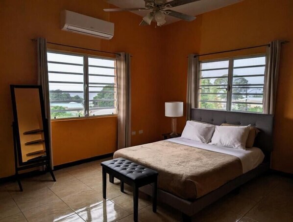 4 chambres, bureau, fer et planche à repasser, lit parapluie