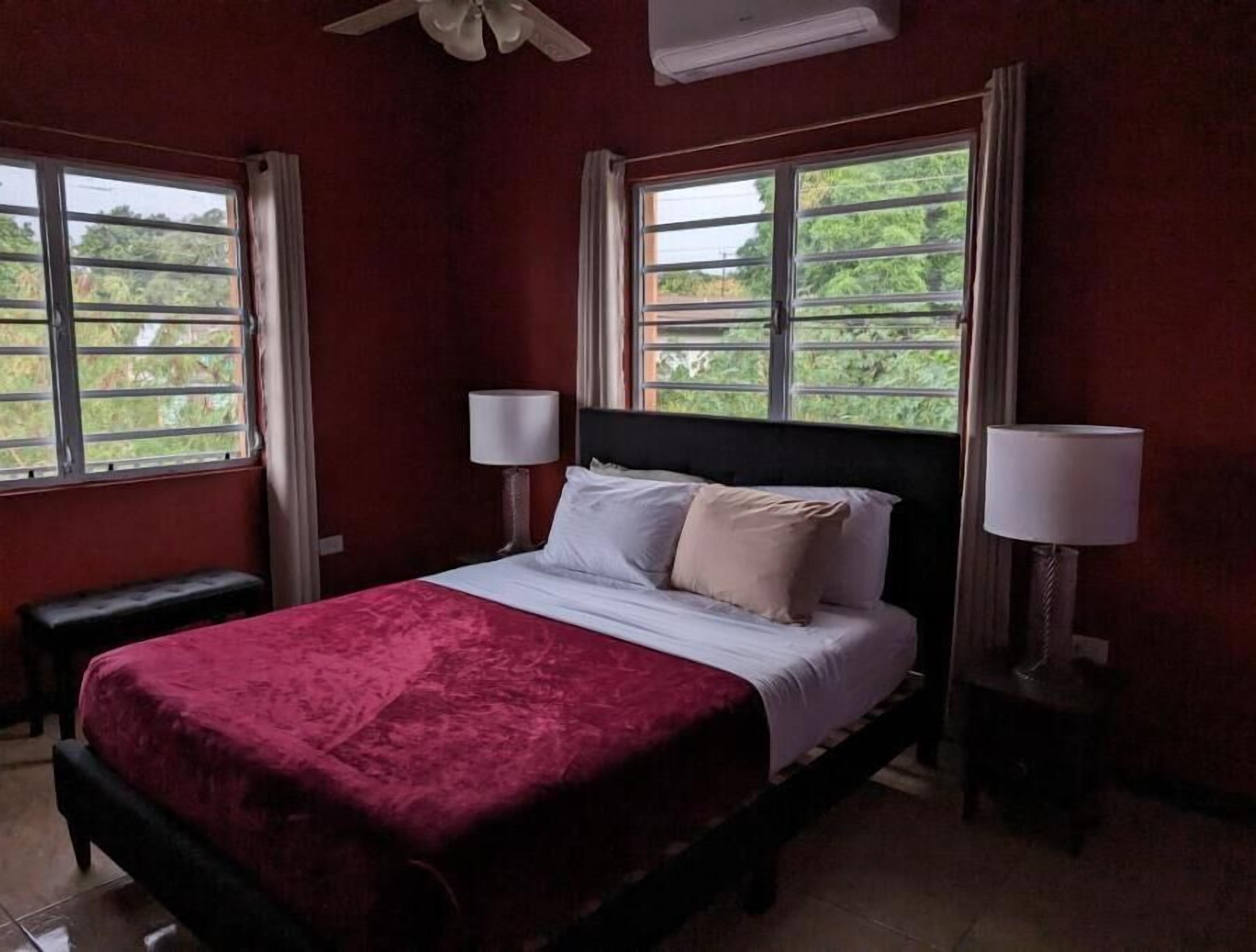 4 habitaciones, escritorio y tabla de planchar con plancha 