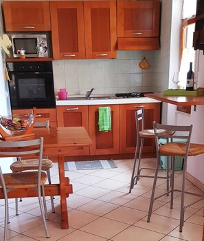 Private kitchen - The Pink Flamingo bright city apartment (Quartu Sant'Elena)