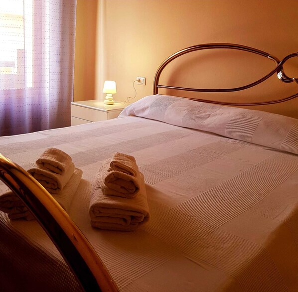 1 bedroom, iron/ironing board, WiFi, bed sheets - The Pink Flamingo bright city apartment (Quartu Sant'Elena)