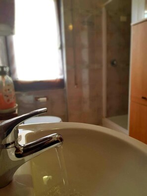 Asciugacapelli, asciugamani, sapone, carta igienica