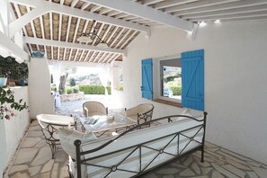 Terrace/patio - LA Bastide: UNE Parenthèse Comme AUX Cyclades (Saint-Laurent-du-Var)
