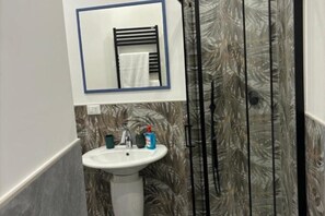 Dusche, kostenlose Toilettenartikel, Haartrockner, Bidet