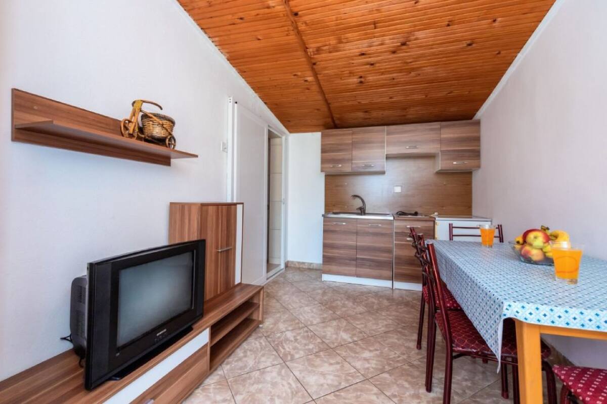 Basic Apartment | Living area | TV