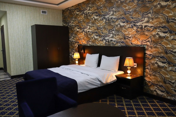 Minibar, escritorio y espacio para trabajar con laptop