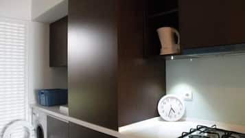 Coffee/tea maker, fridge, microwave, oven