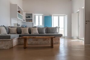 Una Smart TV, una chimenea