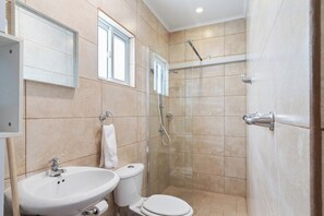 Hair dryer, towels - Poolside 1BR Retreat w/ Kitchen near Eagle Beach (Noord)