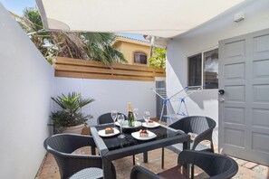 Outdoor dining - Poolside 1BR Retreat w/ Kitchen near Eagle Beach (Noord)