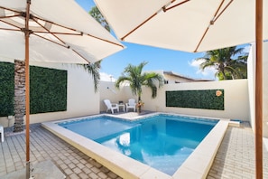 Pool - Cozy one-bedroom apartment in Little Sea (Noord)