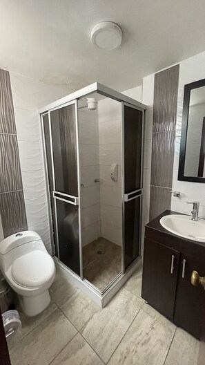 Basic Double Room, 1 Double Bed | Bathroom