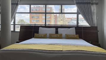 Ropa de cama de alta calidad, cubrecamas y muebles diferentes