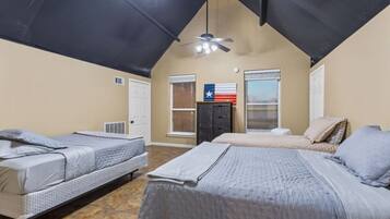 4 dormitorios, escritorio, tabla de planchar con plancha y cuna de viaje