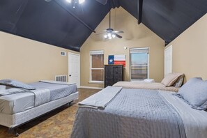 4 dormitoris, escriptori i planxa i posts de planxar 