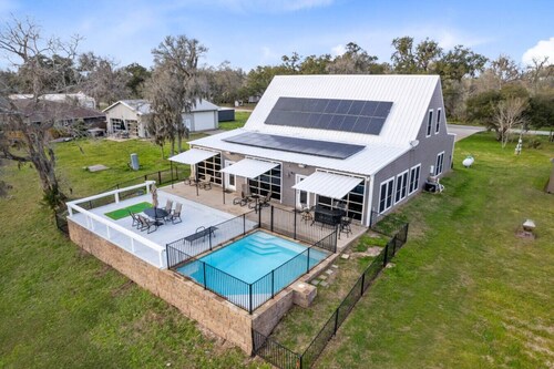 San Bernard River House, heated pool, riverfront