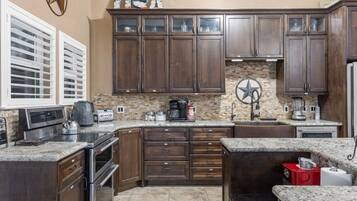 冷蔵庫、電子レンジ、オーブン、コンロ