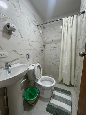 Basic Cabin, 1 Queen Bed | Bathroom - POSADA MISS ANIBEL  (San Andrés)