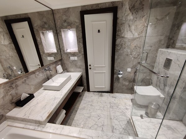 Un baño moderno con dos lavamanos, un inodoro y una ducha.