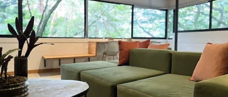 Deluxe Apartment | Living area