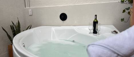 Deluxe Apartment | Private spa tub