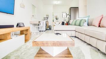 TV connectée, livres, médiathèque