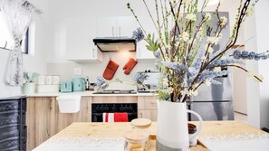 Kylskåp, mikrovågsugn, ugn och spishäll