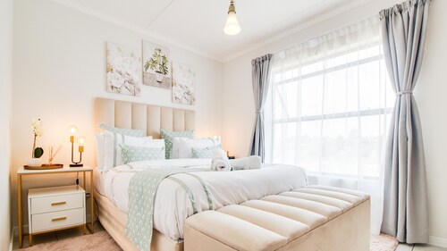 Urban Oasis apartment near O.R Tambo Airport (JNB)  with UPS for loadshedding