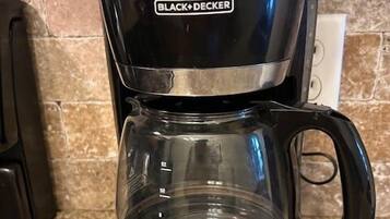 Una macchina da caffè BLACK+DECKER con display digitale su un piano di lavoro della cucina.