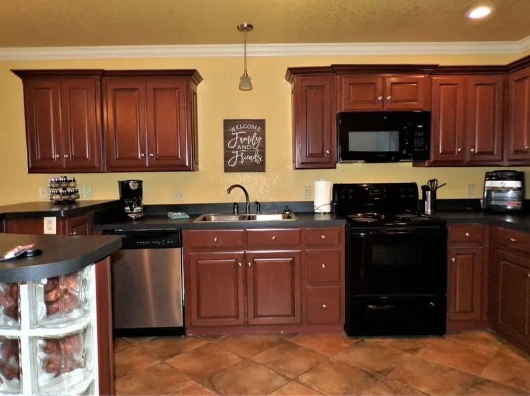 Lovely 2 bedroom 2 bath condo Perfect location right off Lake Hamilton