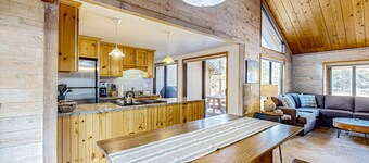 Central Oregon cabin with SHARC amenities, fireplace, & grill - near skiing