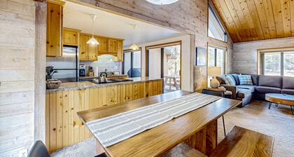 Central Oregon cabin with SHARC amenities, fireplace, & grill - near skiing