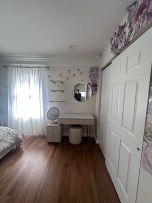 4 bedrooms, iron/ironing board, WiFi, bed sheets