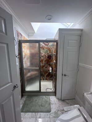Towels, soap, shampoo, toilet paper