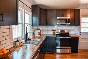 Frigorifero, microonde, forno, piano cottura