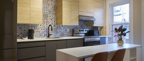 Refrigerador, microondas, horno y parrilla de estufa