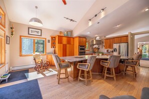 冷蔵庫、電子レンジ、オーブン、コンロ