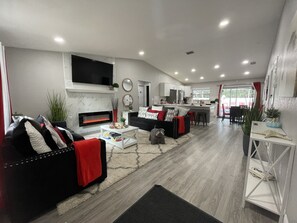 Smart TV, chimenea y libros